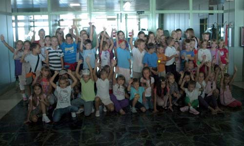 La despedida de los 66 niños rusos en el aeropuerto de Lavacolla.