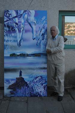 Ángel Orcajo con la obra donada.