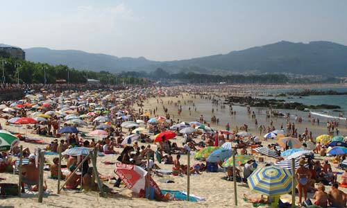 La sombrilla y el bikini, productos estrella del verano gallego.