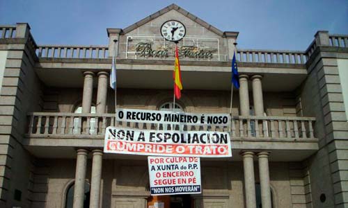 Unha das pancartas para protestar polas expropiacións. Unha das pancartas para protestar polas expropiacións.
