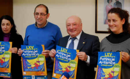 José Costa, alcalde de Covelo, acompañado de membros do clube local e organizadores, sostén o cartel oficial do Campionato de España de Patinaxe Artística, hoxe na presentación do mesmo