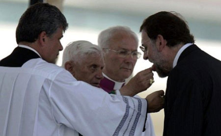 Benedicto XVI da la comunión a Rajoy