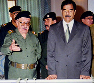 Tareq Aziz junto a Sadam Hussein cuando ambos gobernaban Irak