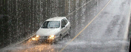 Tráfico con lluvia