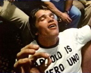 El gobernador Arnold Schwarzenegger, fumando marihuana en su juventud.