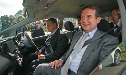 Hubo quien no se resistió a probar el coche. Hubo quien no se resistió a probar el coche.