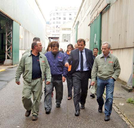 El conselleiro de Industria, Javier Guerra, con los trabajadores de Vulcano.