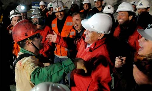 Mario Sepúlveda, el segundo rescatado, se abraza al presidente de Chile a la salida.