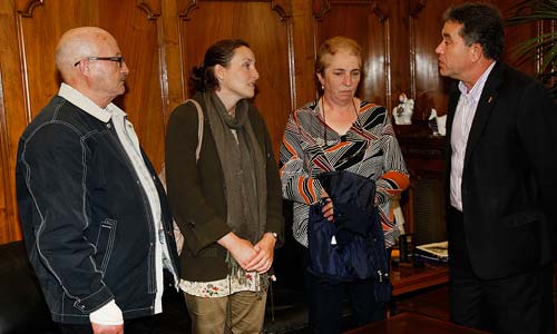 El alcalde de Pontevedra con la familia de Sonia Iglesias. Foto: Alfonbián.