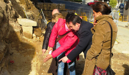 El alcalde escucha las explicaciones de la arqueóloga directora de la excavación de Celso Emilio Ferreiro