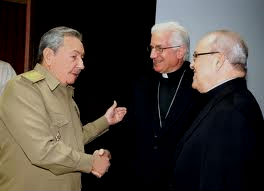 El presidente de Cuba, Raúl Castro, y el cardenal Ortega (primero por la izquierda)
