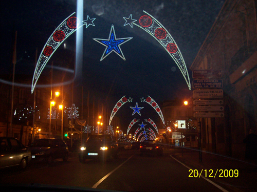 Estas luces que el año pasado adornaban Tui, ahora en Príncipe.