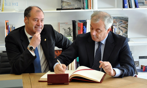 Salustiano Mato e Pachi Vázquez durante a reunión no campus vigués.