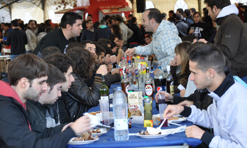Centenares de estudiantes disfrutaron de la buena comida en San Teleco.