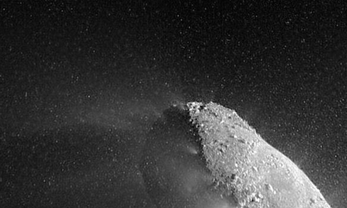 Una nube de partículas heladas rodea al núcleo activo del cometa.