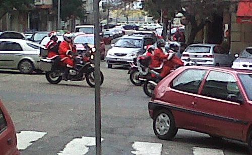 Papa Noël se sube a la moto con el Moto Club Galicia para repartir regalos.