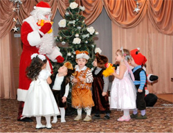 Ded Moroz visita a los niños en casa.