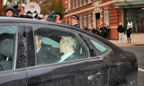 Assange se entregó en Londres.