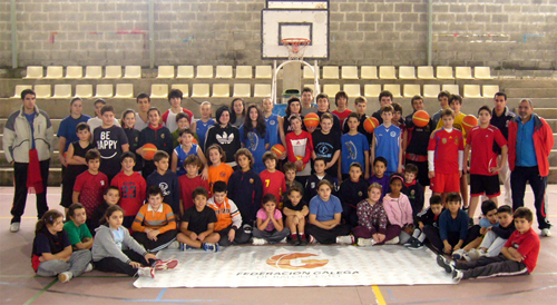 Os participantes no sexto Campus de Inverno do Club Baloncesto Seis do Nadal-Coia.