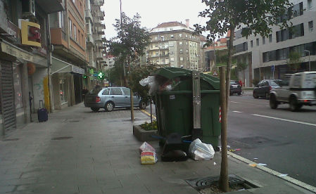 Este era el aspecto del contenedor a las 4 de la tarde de hoy. En la acera de enfrente, a menos de 20 metros hay contenedores soterrados