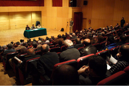 Un momento de la charla ofrecida por Javier Bas y Román Rodriguez en el Multiusos de Redondela