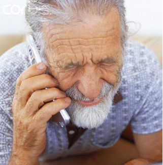 anciano con teléfono