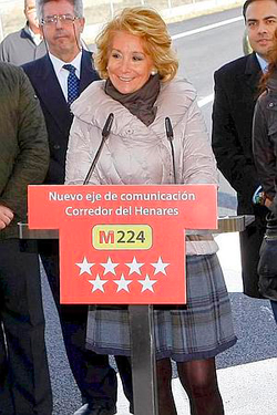 Esperanza Aguirre anunció que tenían que operarla durante un acto.