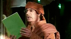 Gadafi, con el Libro Verde que creó simulando al rojo de Mao tras derrocar al anterior gobernante de Libia.