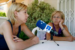 María del Carmen con su hija. María del Carmen con su hija.