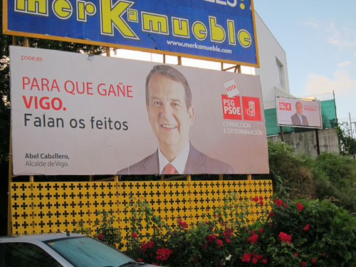 El candidato por el PSOE a la alcaldía de Vigo ha puesto carteles hasta en Chapela, ya en Redondela.