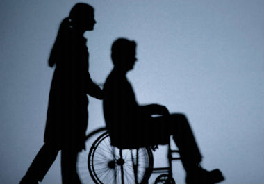 As persoas dependentes terán axuda económica, mentres non logren praza nun servizo de atención