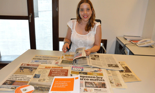 María del Carmen Méndez con algún dos xornais analizados. Foto: Duvi.