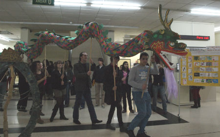Alumnos de la Escuela Oficial de Idiomas celebraron este lunes la llegada del Año Nuevo Chino