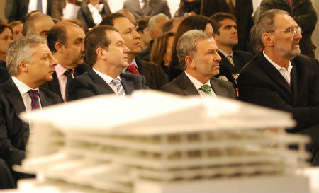 El entonces ministro de Fomento, José Blanco, el alcalde y el arquitecto Thom Mayne, durante la presentación del proyecto de la Estación del AVE, en Vigo