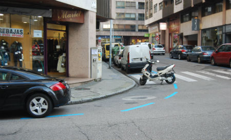 Líneas de zona azul en la esquina de Pintor Laxeiro con Gerona