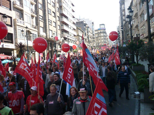 Miles de personas salen a la calle en Vigo contra la reforma laboral y ...