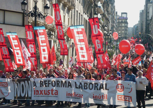 Miles de personas salen a la calle en Vigo contra la reforma laboral y ...
