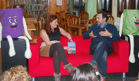 A dona da 'Despensa de Yolanda', Yolanda Santos, presentou ao escritor en Gondomar/Tresyuno Comunicación