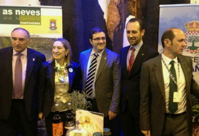 El alcalde de As Neves, primero por la izquierda, junto a la ministra Pastor, el president de Baleares y el presidente dela Diputación de Pontevedra, en FITUR