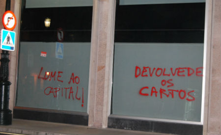 Pintadas na oficina principal de NGB na pasada folga xeral/Tresyuno Comunicación