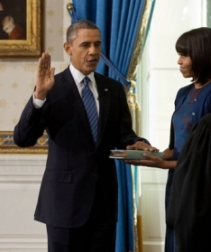 obama jurando cargo foto colgada web casa blanca