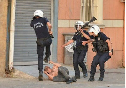 Policías turcos pasando el test de la democracia