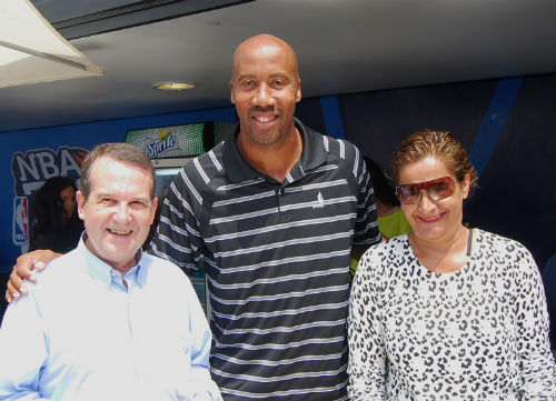 Bruce con el alcalde y la teniente de alcalde