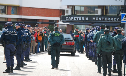 Despliegue durante a manifestación de Afectados nunha visita de Feijóo a Baiona