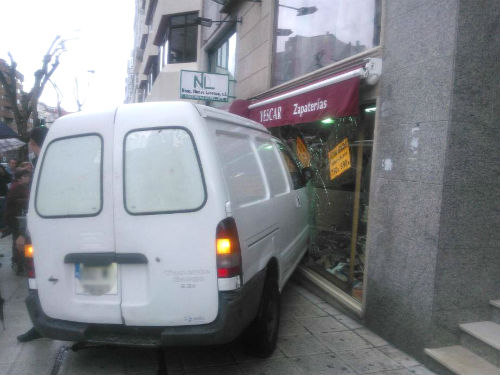 La furgoneta empotrada contra la cristalera