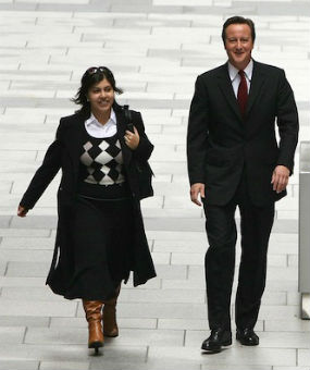 Warsi con el primer ministro Cameron