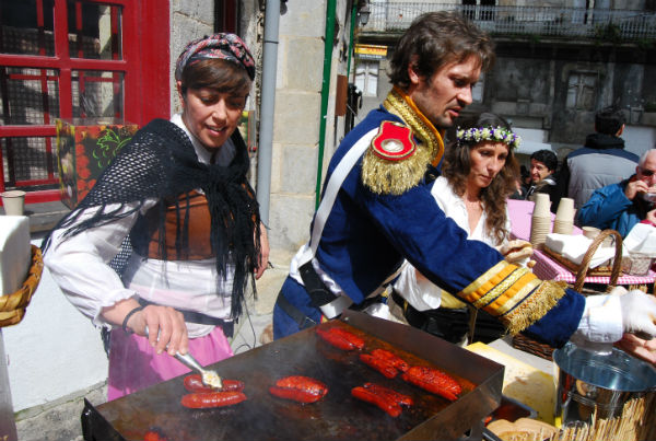 Más de 100 puestos de comida ofrecen de todo a los visitantes/Tresyuno Comunicación