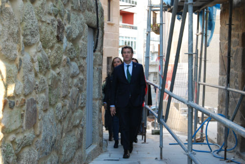 O presidente do Goberno galego chegando á nova Oficina de Notificacións e Embargos, na rúa San Sebastián/Tresyuno Comunicación