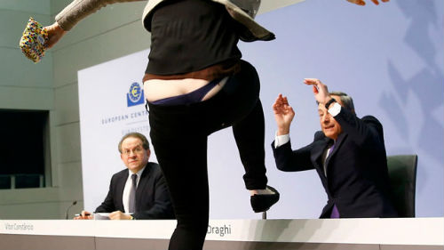 Activista y Draghi con gesto de pánico