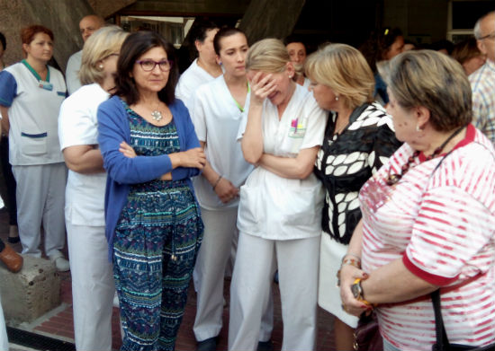 Compañeras de Mónica esta mañana delante de Povisa/Tresyuno Comunicación
